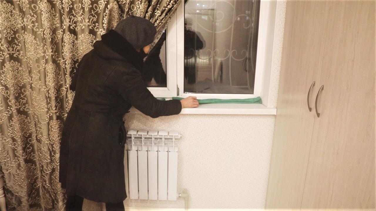 Сисекевичтің кеудесі ілулі тұрған порно видео